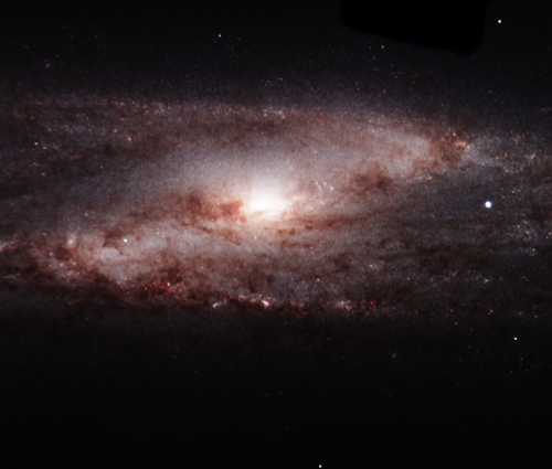Imagen en infrarojo cercano capturada por FLAMINGOS-2, muestra un complicado remolino de polvo en espiral.