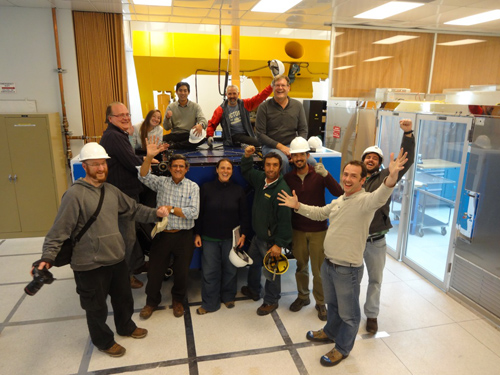Foto del equipo del GPI celebrando la llegada y el montaje de los sistemas del instrumento en el laboratorio de instrumentos de Gemini Sur.