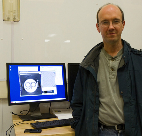 Fotografía del investigador principal Bruce Macintosh con la confirmación del éxito de la primera prueba del sistema de óptica adaptativa GPI en Gemini Sur.