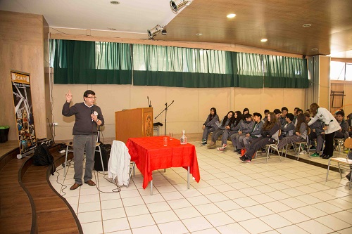 Foto de Rodrigo Carrasco ofreciendo una charla de Astronomía a un grupo de estudiantes.