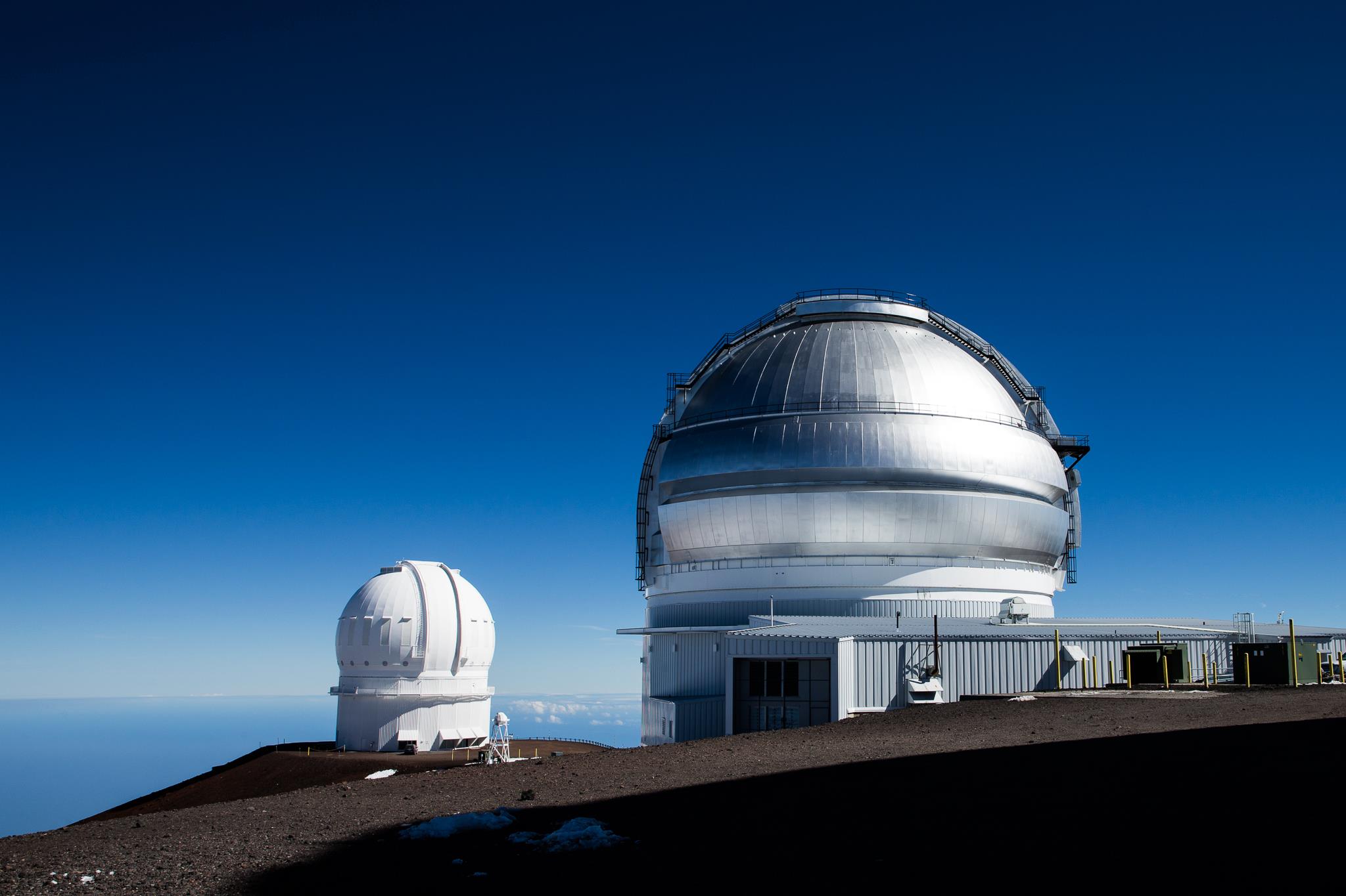 CFHT and Gemini domes next to each other on the Mauna Kea summit (credits Joy Pollard, Gemini/Aura). 