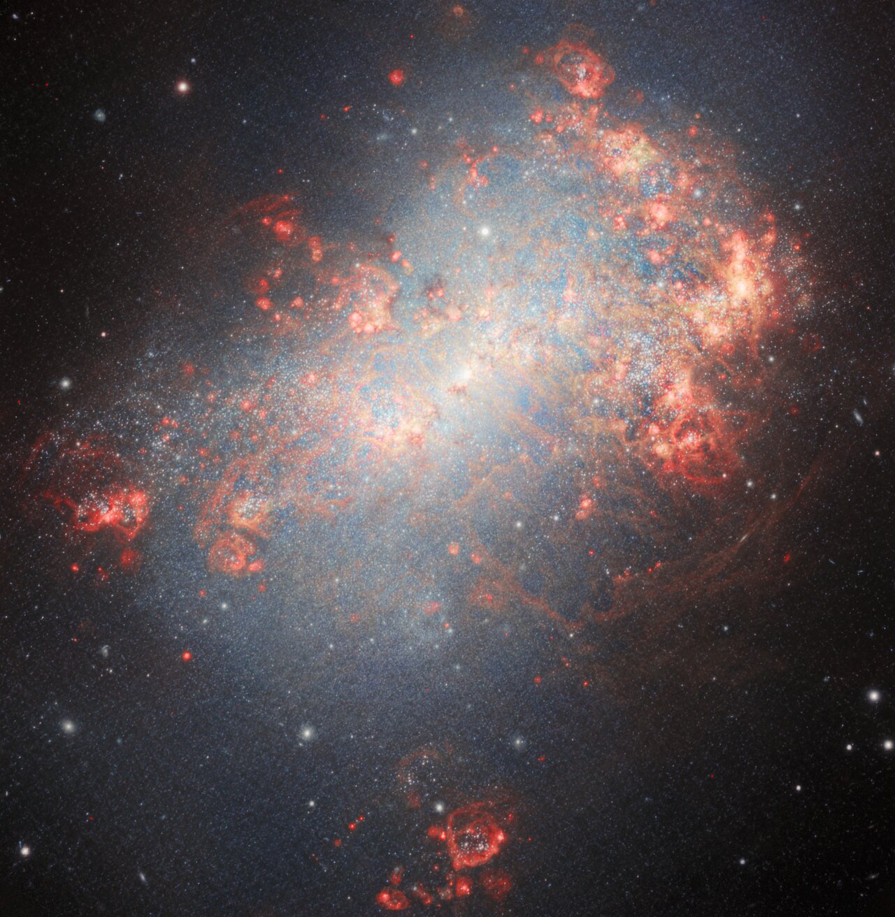 Gemini North Captures Starburst Galaxy Blazing Bright With Newly Forming Stars