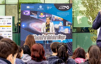 La representante de la Embajada de EE.UU., Ruth Botts, se dirige a los presentes en el Recinto de AURA en La Serena, durante la feria de educación científica.