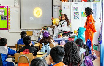 Students taking part in a presentation during Viaje al Universo 2023