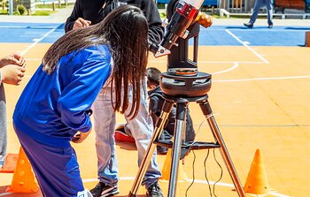 Students observing through a solar telescope during Viaje al Universo 2023