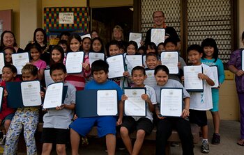 Gemini astronomer Scott Fisher with students