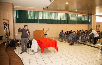 Gemini staff visits a high school during Viaje